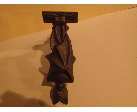 Cast iron hanging bat doorknocker, L: 18 cm. P&amp;P Group 1 (£14+VAT for the first lot and £1+VAT for subsequent lots) 