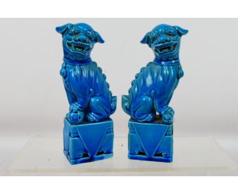 A pair of glazed blue ceramic Foo dogs, both 15 cm (h). No visible chips of cracks. (This does not constitute a guarantee) (2