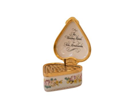 Emaille Spieldose in Herzform mit vergoldetem Rand, Blumenmuster, Spielwerk der Hochzeitsmarch von Felix Mendelson, Maße: 2,6