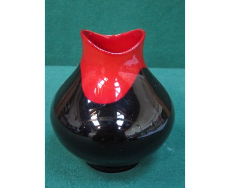 ROYAL DOULTON FLAMBE 'ROUGE ET NOIR' GLAZED CERAMIC VASE, APPROXIMATELY 11cm HIGH 