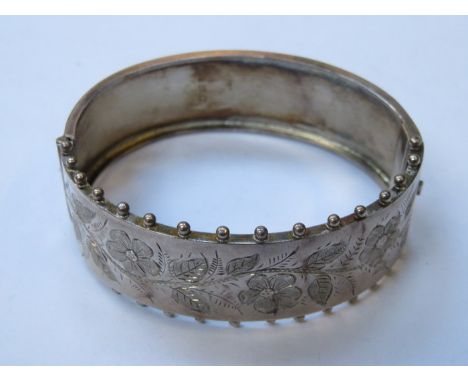 HALLMARKED SILVER FLORAL DECORATED SNAP BANGLE 