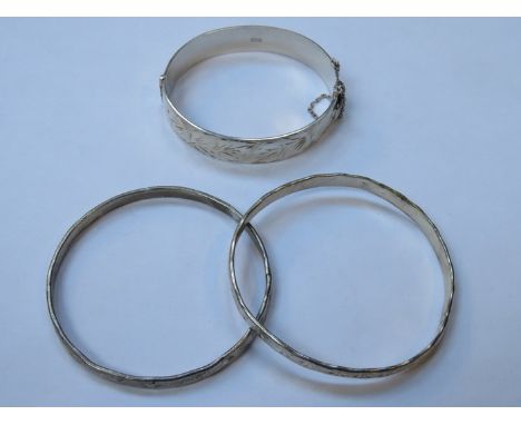 HALLMARKED SILVER SNAP BANGLE AND TWO OTHER BANGLES 