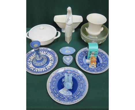 SUNDRY LOT OF CERAMICS INCLUDING WEDGWOOD, BOXED PENDELFIN RABBIT, THREE BLUE AND WHITE COMMEMORATIVE PLATES, NAO FIGURINE, E