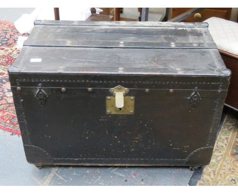 VINTAGE TRAVEL TRUNK 