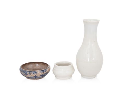 TWO BLANC DE CHINE WARES, AND A BLUE AND WHITE BRUSH WASHER
Slender baluster form vase covered in cream-white glaze, unglazed