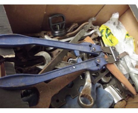 Quantity of tools to include bolt cutters 