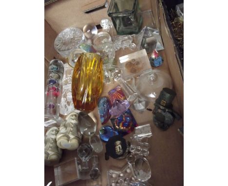 Assorted glassware to include a Czechoslovakian vase, Galileo thermometer etc 