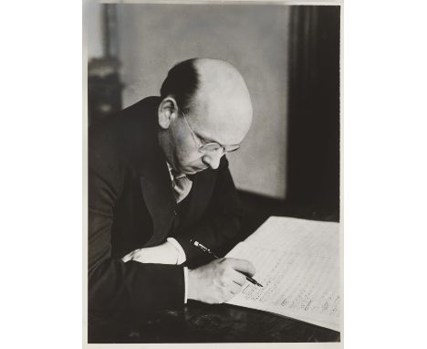Hanns Eisler. Sammlung von 75 Photographien zur Arbeit des österreichischen Komponisten. Ca. 1907-1950. Silbergelatine-Abzüge