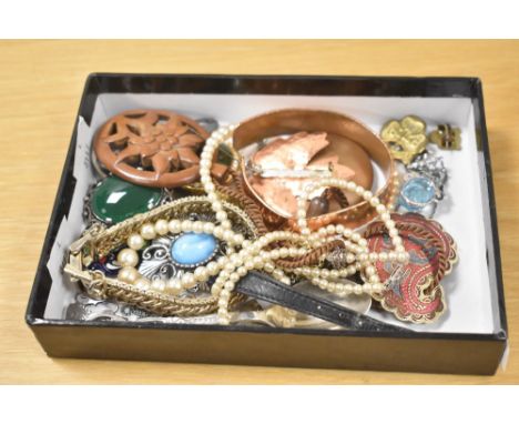 An assortment of costume jewellery, including faux pearls, enamel pieces, brooches, and paste set examples, etc