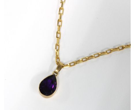 9ct gold amethyst pendant, Birmingham 1993, on an Italian 9ct gold chain necklace, stamped 375 