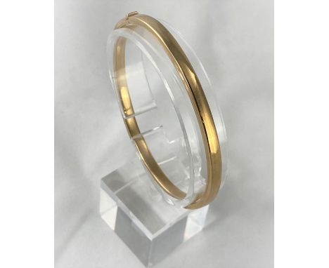 A 9 carat hallmarked gold hinged bangle, 6.5 gm 