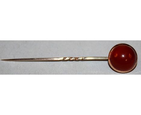 A 14CT GOLD AND CABOCHON STICK PIN.