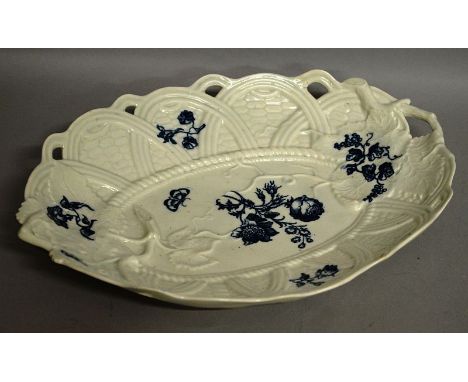 AN 18TH CENTURY WORCESTER TWIG HANDLED BASKET WEAVE DISH decorated in blue under-glaze with rose and flower sprays, grapes an