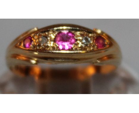 A SMALL 18CT GOLD, RUBY AND DIAMOND RING.