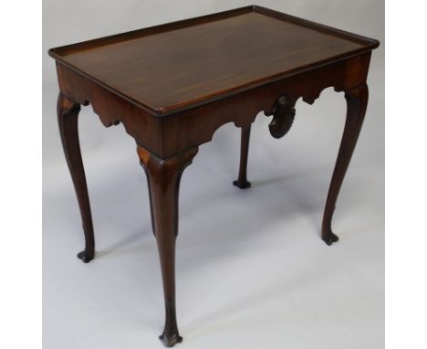 A GOOD 18th CENTURY IRISH TRAY TOP TABLE with plain rectangular top, shaped frieze, the front mounted with a shelf and suppor