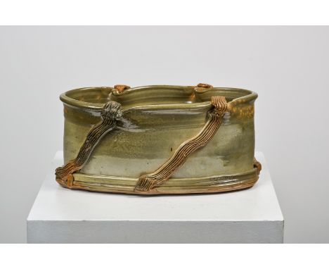 BETTY WOODMAN (1930-2018)PanierCirca 1978Estampille de l'artiste et poisson en relief, en céramique Montelup Clay modelée à l