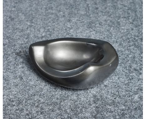 GEORGES JOUVE (1910-1940)Vide-pocheCirca 1955Signé et cachet de l'artiste, en céramique émaillée noireH: 6,5cm.(2 3/8in.); L: