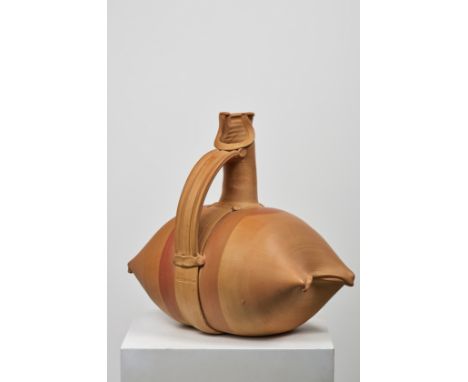 BETTY WOODMAN (1930-2018)Pillow PitcherCirca 1978Estampille de l'artiste, en céramique tournée puis déformée et montée, l'eng