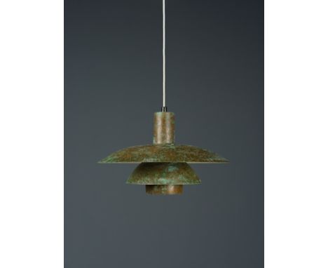 POUL HENNINGSEN (1894-1967)Suspension mod. PH 4 1/2 /4Création circa 1950Edition Louis Poulsen, en cuivre repatinéH: 30cm.( i