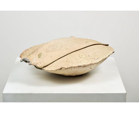 CLAUDE CHAMPY (Né en 1944)Boîte avec couvercleCirca 2005Signature incisée, en céramique émaillée, l'intérieur à glaçure roseH