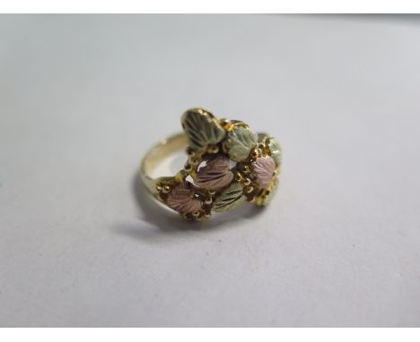 A 10ct two colour gold ring with leaf decoration, ring size Q/R - approx 5.7 grams, in good condition 