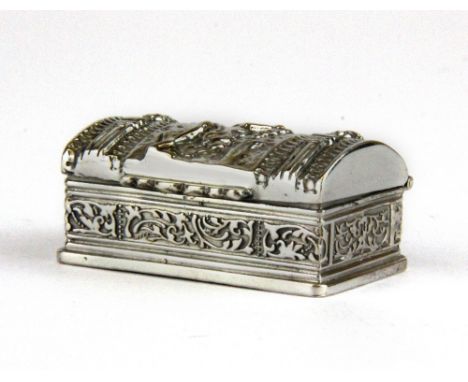 A 925 import marked silver trunk/pill box, W. 3.7cm.