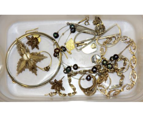 A small quantity of silver and cultured pearl jewellery.
