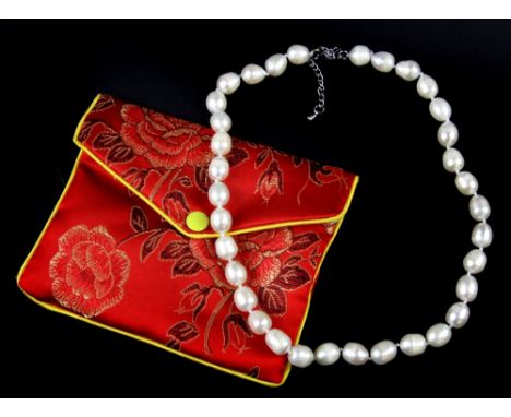 A cultured pearl necklace.