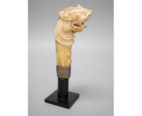 A dagger hilt carved in ivory from Sri Lanka, 17th / 18th century and it is 13cm high.