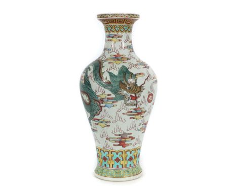 Vase im Kangxi-Stil20. Jh., China, naturfarbener Scherben, weiß glasiert und bunt gefasst, Meiping-Form, Drache als Symbol fü