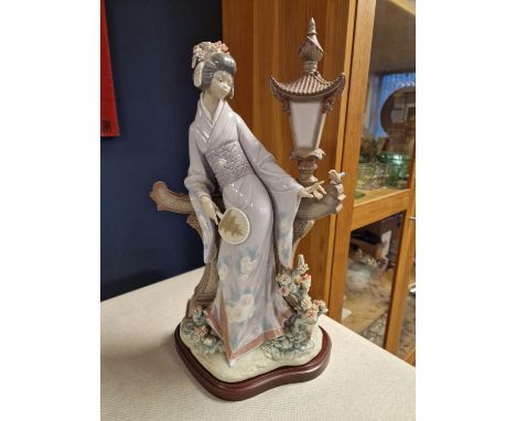 Lladro Mariko Japanese Geisha Lamplight Figure - No 01001421
