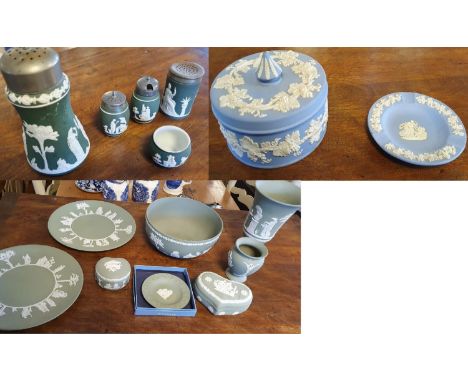 Collection of 10 Wedgwood ceramic pieces (both green and light blue designs), together with a 5-piece Wedgwood-inspired exten