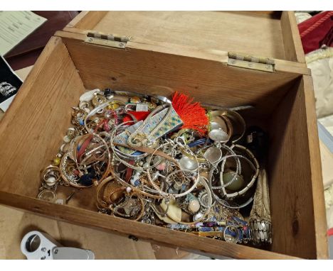 Box of Various Pieces of Costume Jewellery inc some 925 Silver 