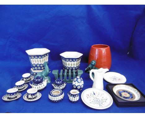 A COLLECTION POOLE POTTERY, ROYAL WORCESTER AND OTHER ITEMS OF CHINA AND POTTERY