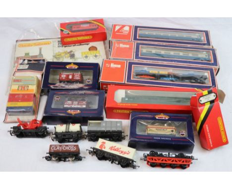 Group of OO gauge model railway to include 9 x boxed items of rolling stock (Hornby x 3, Lima x 3 &amp; Bachmann x 3), plus u
