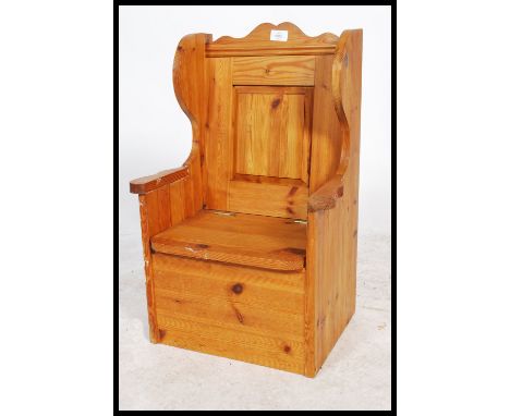 A small 20th century child's pine settle with high back and sides panel seat with storage to the inner.&nbsp;Measures: 65cm h