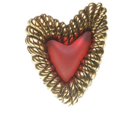 Balenciaga Paris: A gold plated heart brooch
Set with a red resin centre, to a rope textured surround, to velvet pouch, signe