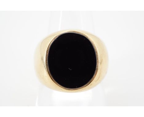 A gentleman's 18ct gold and onyx signet ring, with vacant matrix, 12.4g