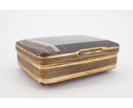 A 19th Century agate and brass snuff box, 5.5 x 4.5 x 2 cm