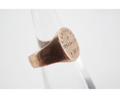 A yellow metal signet ring, the face engraved "Conquest of Jerusalem, 9 XII 17", 2.4 g