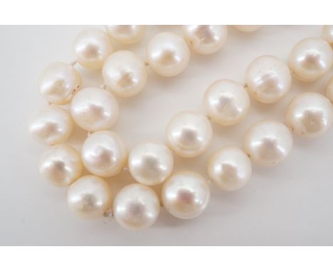 A heavy pearl rope necklace, each pearl approximately 1cm in diameter, 133g