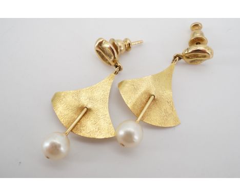 A pair of contemporary pearl ear pendants of geometric design, having a 'gold nugget' ear stud, with dependent blade bar, ske
