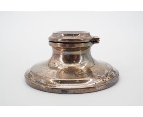 A George V silver capstan inkwell, Chester, 1920, loaded, with clear glass liner, 7.5 cm diameter