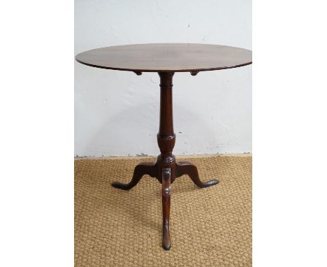 A George III tripod tea table with oval top, 70 cm x 46 cm