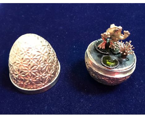 A Stuart Devlin silver gilt surprise egg, the textured and engraved body enclosing a trembleuse effect frog on a lily pad (Lo