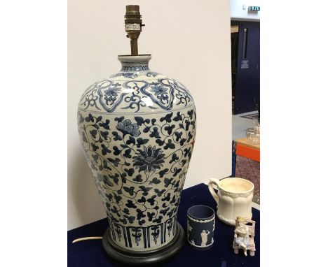 A modern blue and white baluster-shaped vase in the 19th Century Chinese taste, as a table lamp raised on an ebonised foot, 4