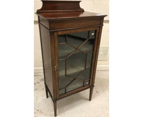 An Edwardian mahogany display cabinet with single glazed door on square tapered legs, 55 cm wide x 105 cm high x 35 cm deep