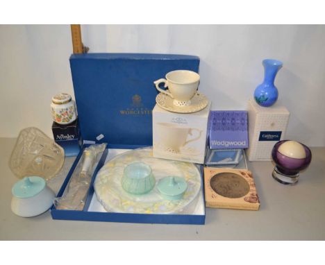 Mixed Lot: Royal Worcester boxed cake plate and other assorted items