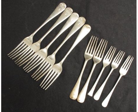 Seven Edward VII sterling silver forks including 5 dinner forks, and 2 entree forks all London 1907, makers William Hutton &a