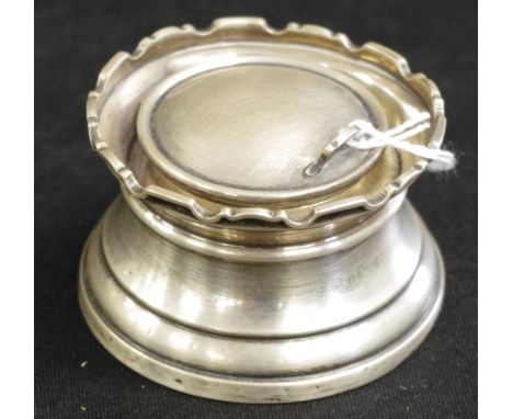 George V sterling silver inkwell Birmingham 1928, maker's marks rubbed, with ceramic well liner, (height 4cm; weight 140grams